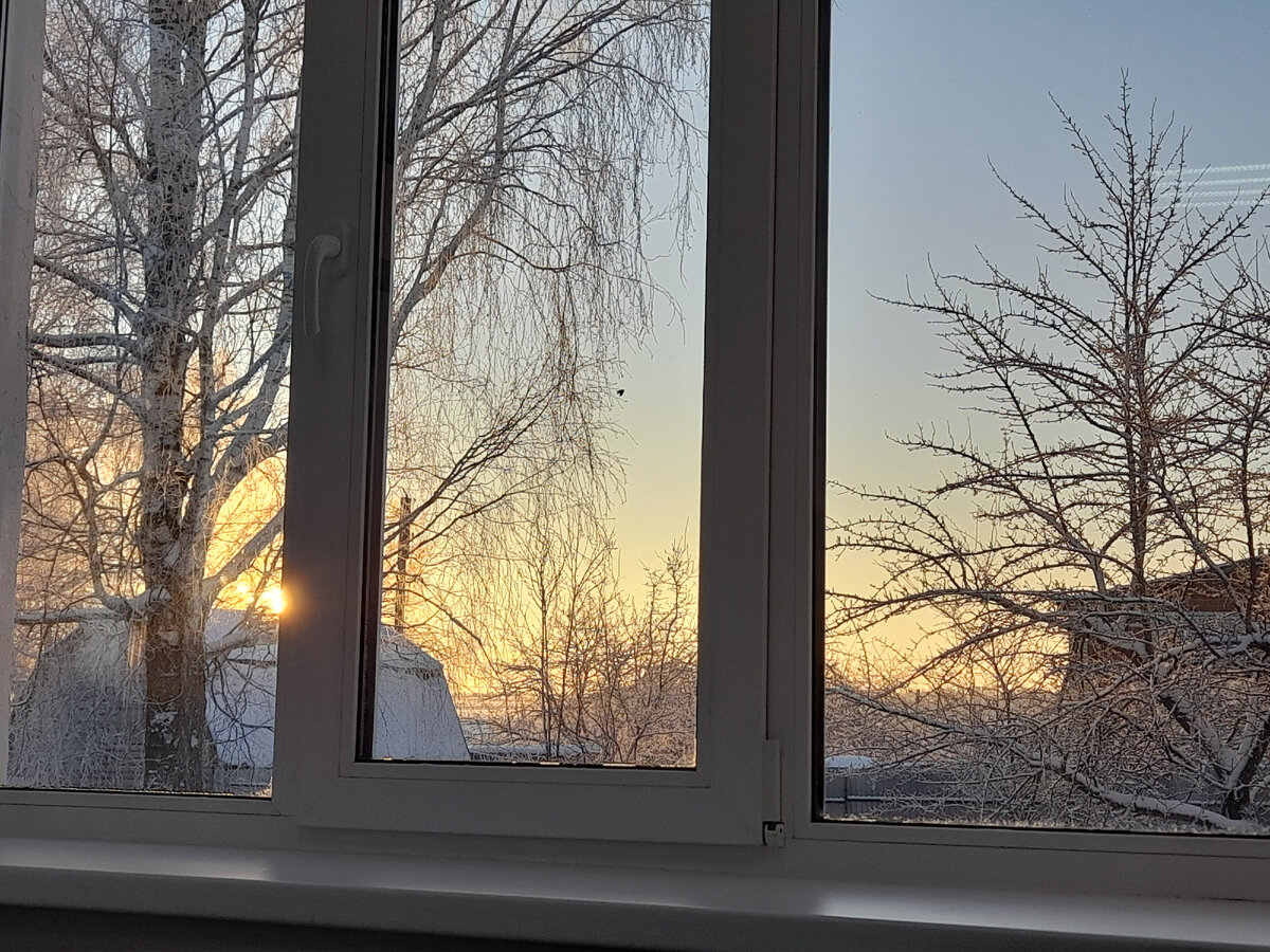 К сожалению, из окна не было видно иней на деревьях. В живую эта картина была гораздо прекраснее, я старалась как можно ярче это передать.