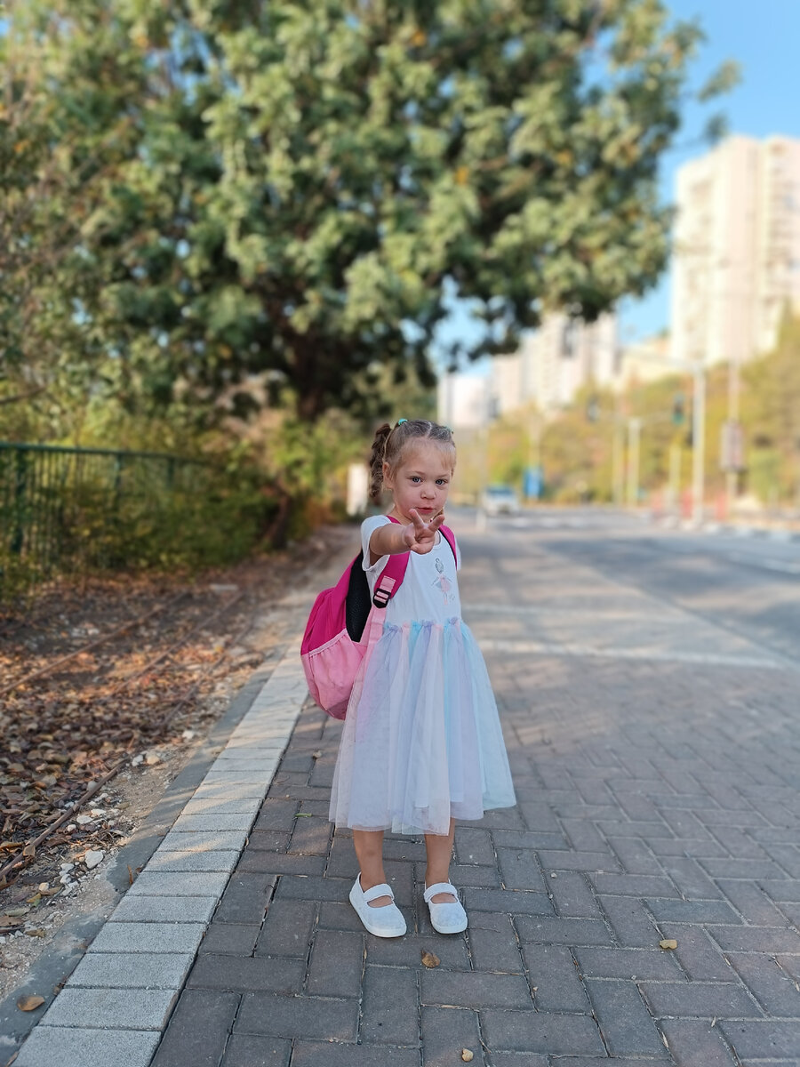 Соня в новом платье от сестричек