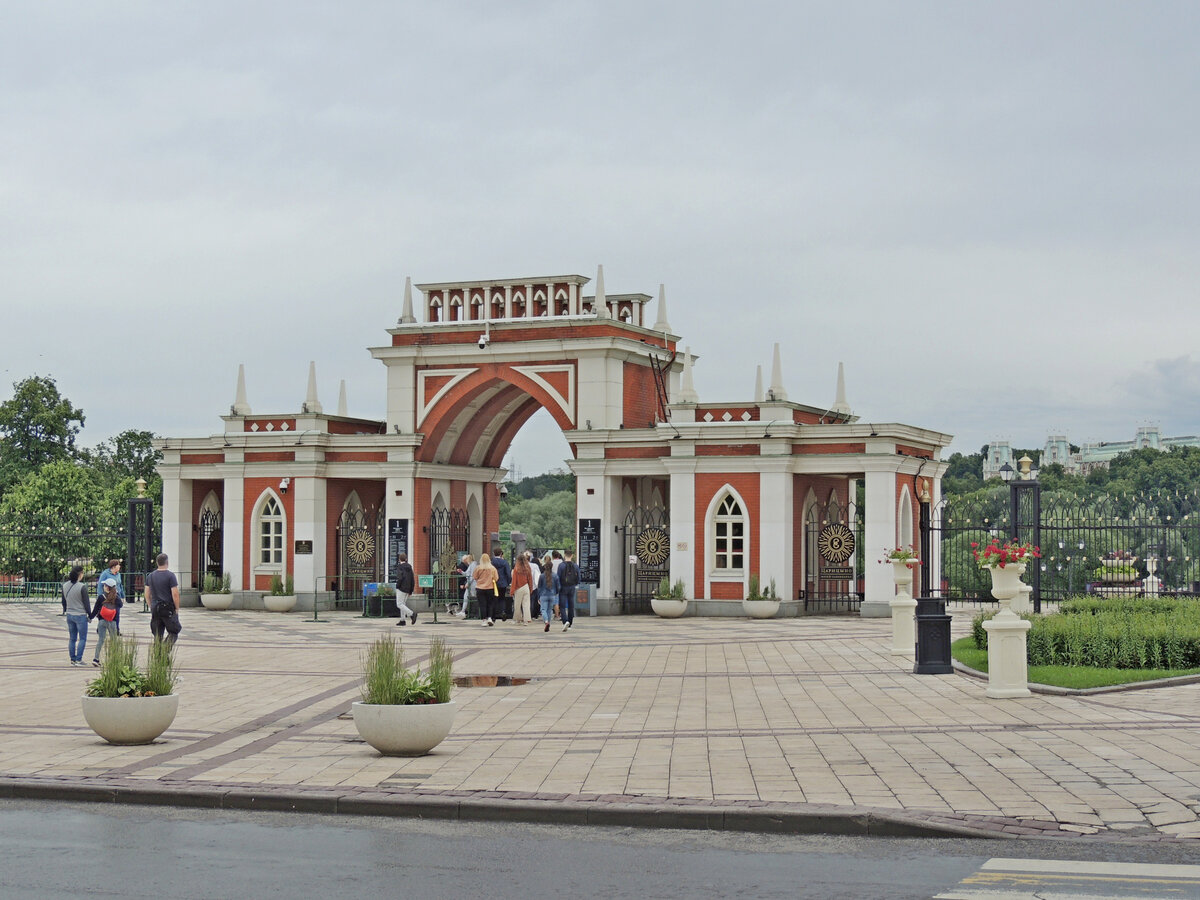 Улицы царицыно москва. Центральные ворота Царицыно. Плотинные ворота Царицыно. Вход в парк центральные ворота Царицыно. Мопсы из парка Царицыно на воротах музей.