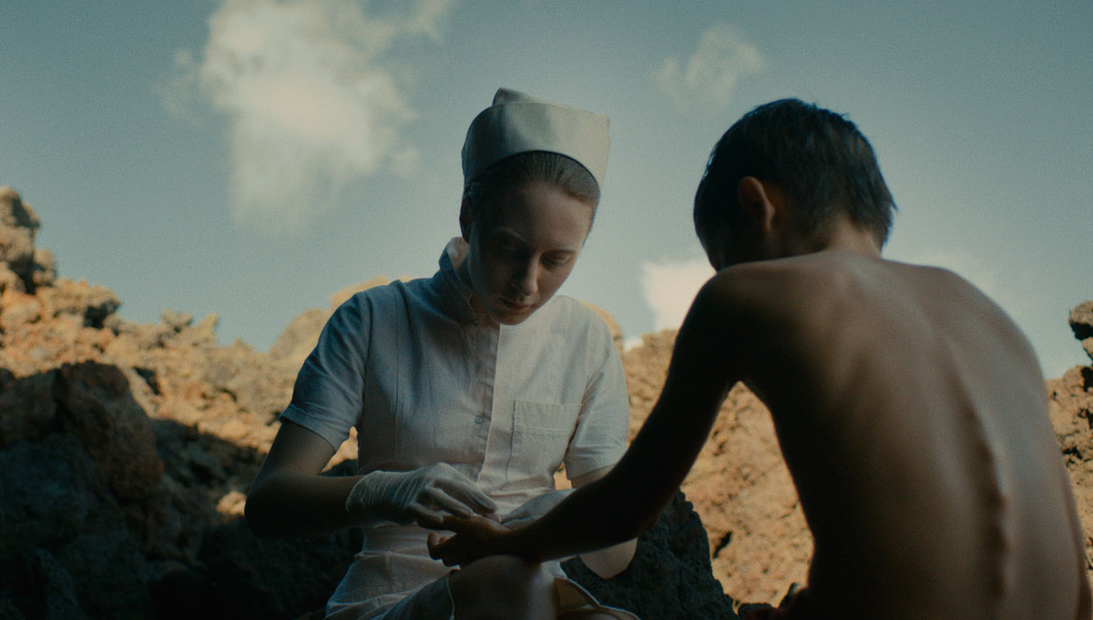 Кадр из фильма, источник: imdb.com. Режиссер: Люсиль Адзиалилович. Оператор: Мануэль Дакоссе. Производство: Canal+ [fr], Centre National de la Cinématographie (CNC), Ciné, Cinéfeel Prod, Doce Entertainment, Evo Films A.I.E., Ex Nihilo, Indéfilms 3, Le Tax Shelter du Gouvernement Fédéral de Belgique, Left Field Ventures, Les Films du Worso, Ministère de la Culture et de la Communication, Noodles Production, Palatine Étoile 12, Scope Pictures, Volcano Films. Прокат: Cinema Prestige