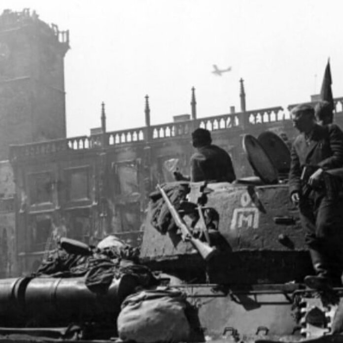 Уважение начинается с самоуважения.

В Праге снесли памятник маршалу Коневу, войска которого 8 и 9 мая освободили Прагу от фашистов.

Стало обидно. Еще обиднее стало когда увидела реакцию нашего правительства на это. Выразили протест. И на этом закончилось, когда пообещали, что со снесенным памятником будут обращаться достойно.

Дорогие соотечественники! До каких пор будем это терпеть?🤔 До каких пор о нас будут вытирать ноги эти "замечательные люди", как любят писать некоторые граждане, уехавшие за границу.

Не поворачивается язык назвать "замечательными" и даже людьми. Посмотрите, что творится с памятью наших предков в Европе.😱

В Польше валяют наши памятники, оскверняют могилы чуть ли не ежедневно. Еще смеют нас называть оккупантами. Забыли о том, что когда фашисты подавили восстание в Варшаве, начали истреблять население. При этом открытым текстом кричали: "Русские, братья…. помогите!"

Против правил, без авиации и артиллерии, без разведки поспешили на помощь. Освобождая Польшу погибло шестьсот тысяч наших соотечественников, бойцов красной армии.

То же произошло и с Прагой. Наши войска бросились на выручку к чехам уже после капитуляции берлинского гарнизона, практически после Победы, потеряв двенадцать тысяч убитыми и сорок с половиной тысяч ранеными.

После этого проходит 75 лет и эти мирные отзывчивые люди начинают ломать памятники тех, кто освободил. Не знаю, что у них с памятью.🤷‍♀️Но с совестью у них беда!

Потерять миллион сограждан, лучших сынов Родины освобождая Европу от фашизма только для того, чтобы через 75 лет их начали унижать.

Понимаю, что у них нет ни чести и ни совести. Но когда наше правительство и руководство страны начнет вести себя как настоящее правительство страны? Когда научатся правильно реагировать на такие вещи?

9

Когда же правительство наше научится уважать самих себя, нашу историю и память предков не на словах, а на деле? 🤔Скажите, что думаете по этому поводу?

С уважением, Наталья Орехова!
___________________________________

Во всем мире памятники погибшим на войне устанавливают для того, чтобы люди ... люди выражают свою благодарность и уважение воинам , погибшим в боях. 
____________________________________

За Украину обидно до душевной боли! Как так? Кучка фашистов пытается стереть из памяти людей всё хорошее, загнать их в угол и обвинить в этом Россию. Стравить нас, чтоб мы дрались, а они на этом грели свои карманы. Ну как так? Ни совести, ни чести, ни чего человеческого! Неужели мы это проглотим и будем думать, что всё само собой рассосётся?


Не совсем так. Тот, кто пытается переписать историю, врун! Задача его одна обмануть всех исказив историю, как ее уже исказили раньше. Имею в виду историю славян. Это равносильно тому, что выстрелить в историю из пистолета, только в ответ история выстрелит из пушки.


Да согласна! Хоть кто-то из правительства возьмет на себя ответственность, хоть за что-то! Хоть раз ответят по-настоящему, по-мужски, жестко. Так, чтобы отпало у них желание творить такие вещи.


Да и Европа напоминает того страуса в зоопарке, у которого на клетке висит табличка "СТРАУСА НЕ ПУГАТЬ! ПОЛ БЕТОННЫЙ". И этот страус думает, что злой дядя пришел его напоить из большой лужи. А на самом деле, пришел собрать яйца которые он несет. И ежели что, на мясо его может пустить. А он гордо ходит и думает, что его уважают. А нет..... Просто мясо-еда они и все.

____________________________________

Согласна, потому что у нас подпиндосников много и за деньги они переворачивают всё что угодно..... За державу обидно!

