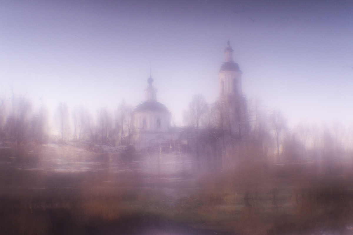 Даже незатейливый сюжет превращается в невербальную коммуникацию со зрителем и открывает новые грани там, где их невозможно увидеть невооруженным глазом. 