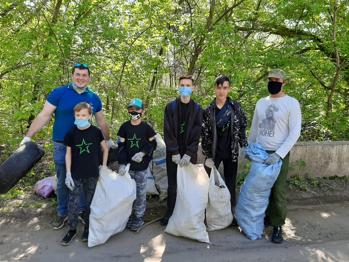 Раз в две недели дети-сироты и трудные подростки устраивают в парке "Черное озеро" большую уборку и вывозят по 70 мешков отходов. А еще планируют установить здесь контейнеры для раздельного сбора и построить необычную детскую площадку.