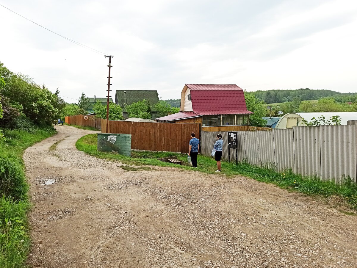 На роднике всегда кто-то есть, даже в будни.