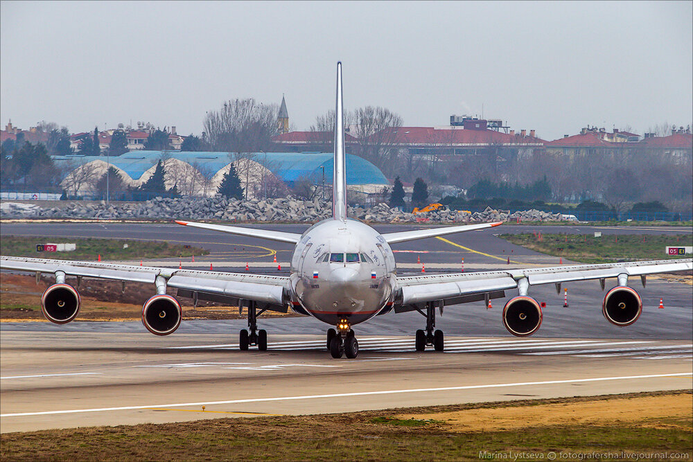 Полет ил 96 400м. Ил-96-300. Самолёт ил 96 300. Ил 96 шасси. Ил-96-400м кабина.