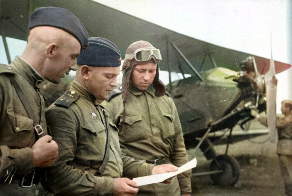 Советские лётчики у самолёта У-2 на аэродроме. Фото: waralbum.ru. Фотография использована в качестве иллюстрации.