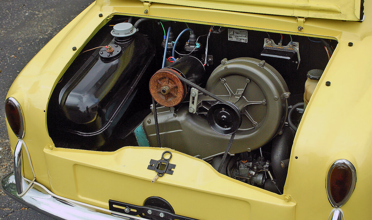 Мотор, расположенный в задней части Vespa-400.