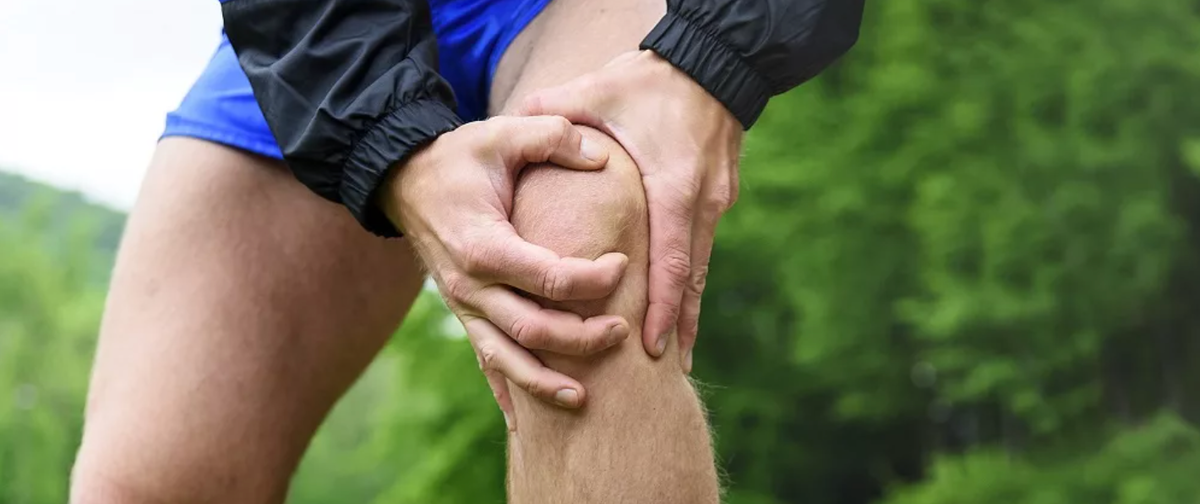 После бега болят колени что делать. Посттравматический гонартроз коленного. Болит под левой коленкой после бега. Болит колено после бега. Болят колени после прыжков.