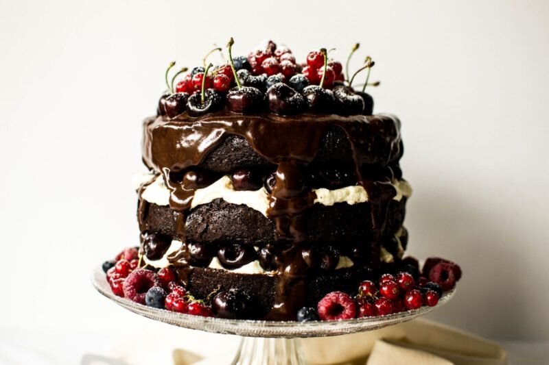 Декорирование «Черного леса» – крайне важный этап, наряду с выпечкой и правильной сборкой. Вот несколько идей для вдохновения:
