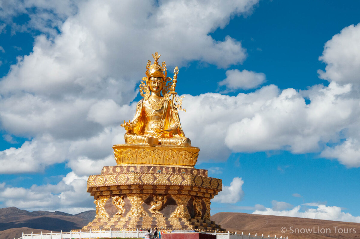 Cтатуя Гуру Ринпоче в Кхаме
