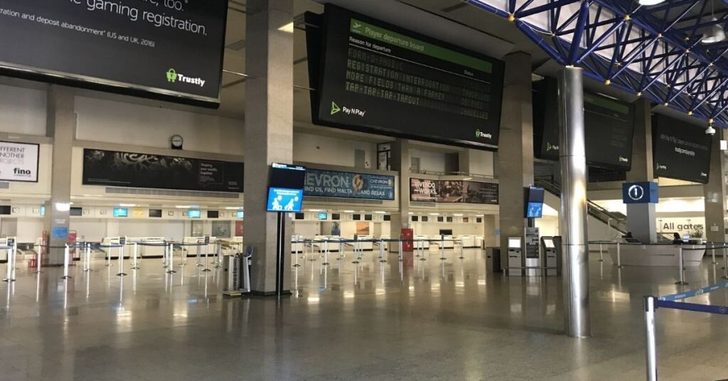Так выглядит аэропорт на Мальте сейчас. Источник https://lovinmalta.com/news/maltas-airport-to-get-social-distancing-technology-ahead-of-reopening/