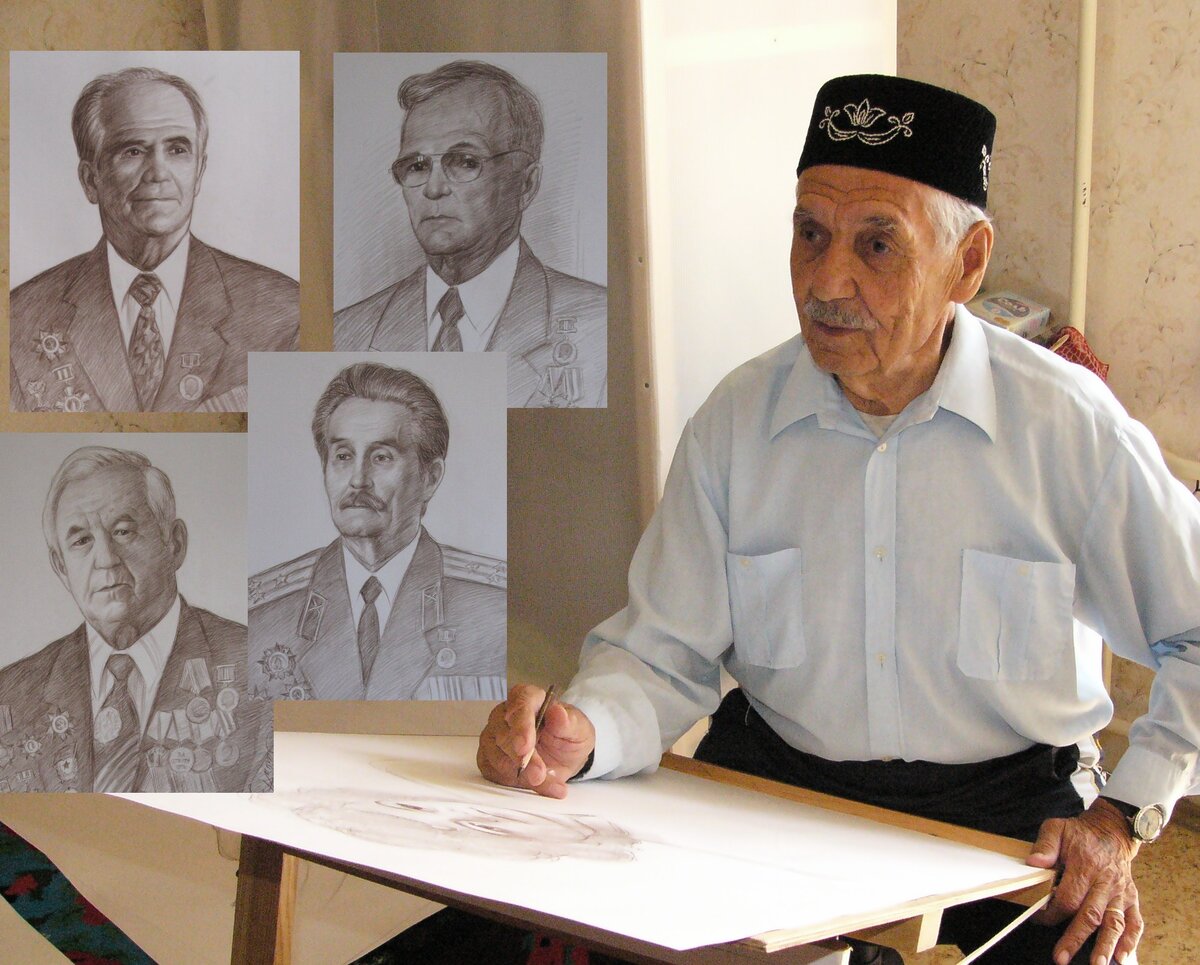 Художник за работой. Справа  наброски портретов татарстанских ветеранов