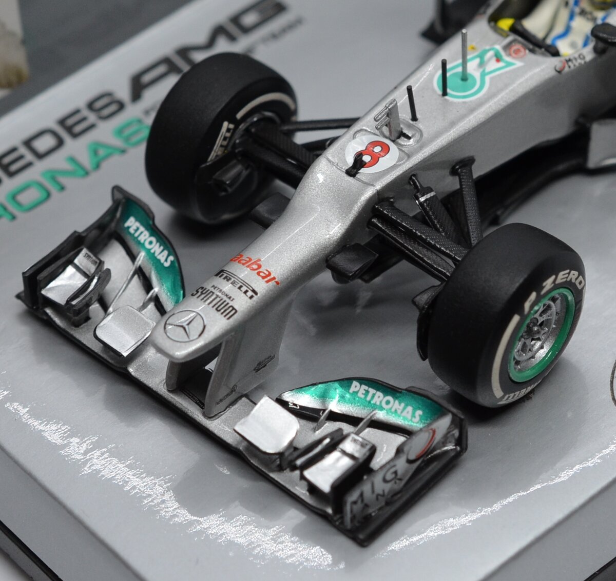 Передняя подвеска с имитацией карбона и антикрыло выполнены с высокой степенью детализации.