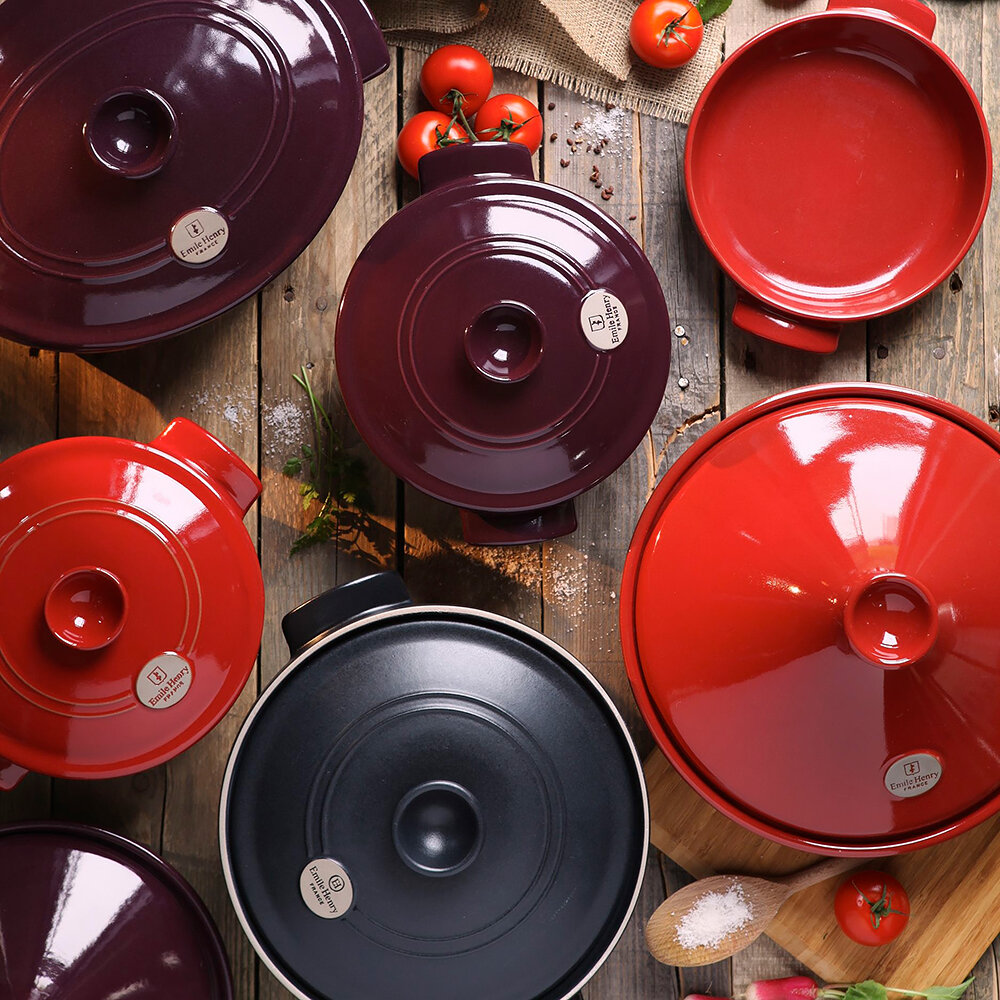 Кухонные принадлежности  Emile Henry  выдерживают существенные перепады температур, подходят для использования на конфорках, в духовом шкафу, микроволновой печи, для хранения пищи в холодильнике, морозильной камере и конечно, для подачи блюда на стол. 