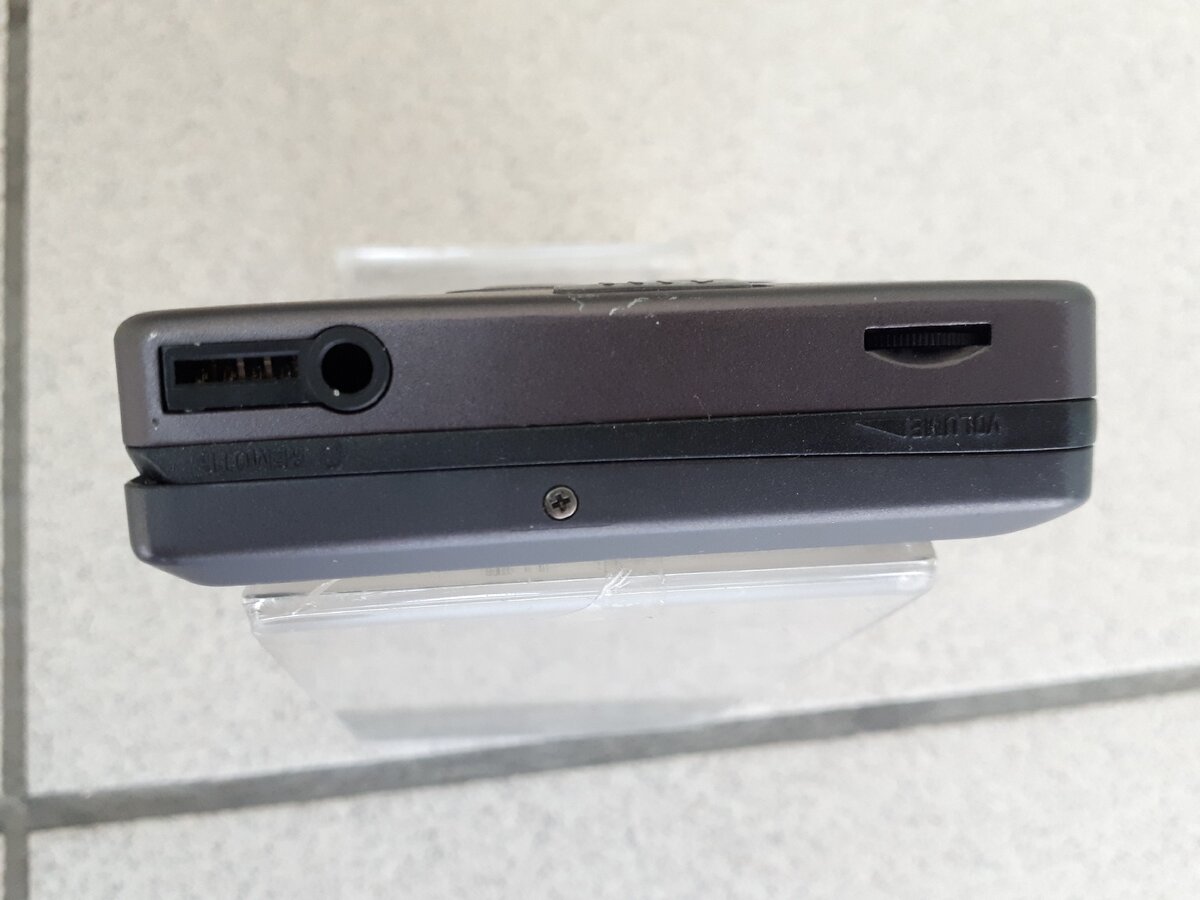 Регулятор громкости и гнездо для наушников