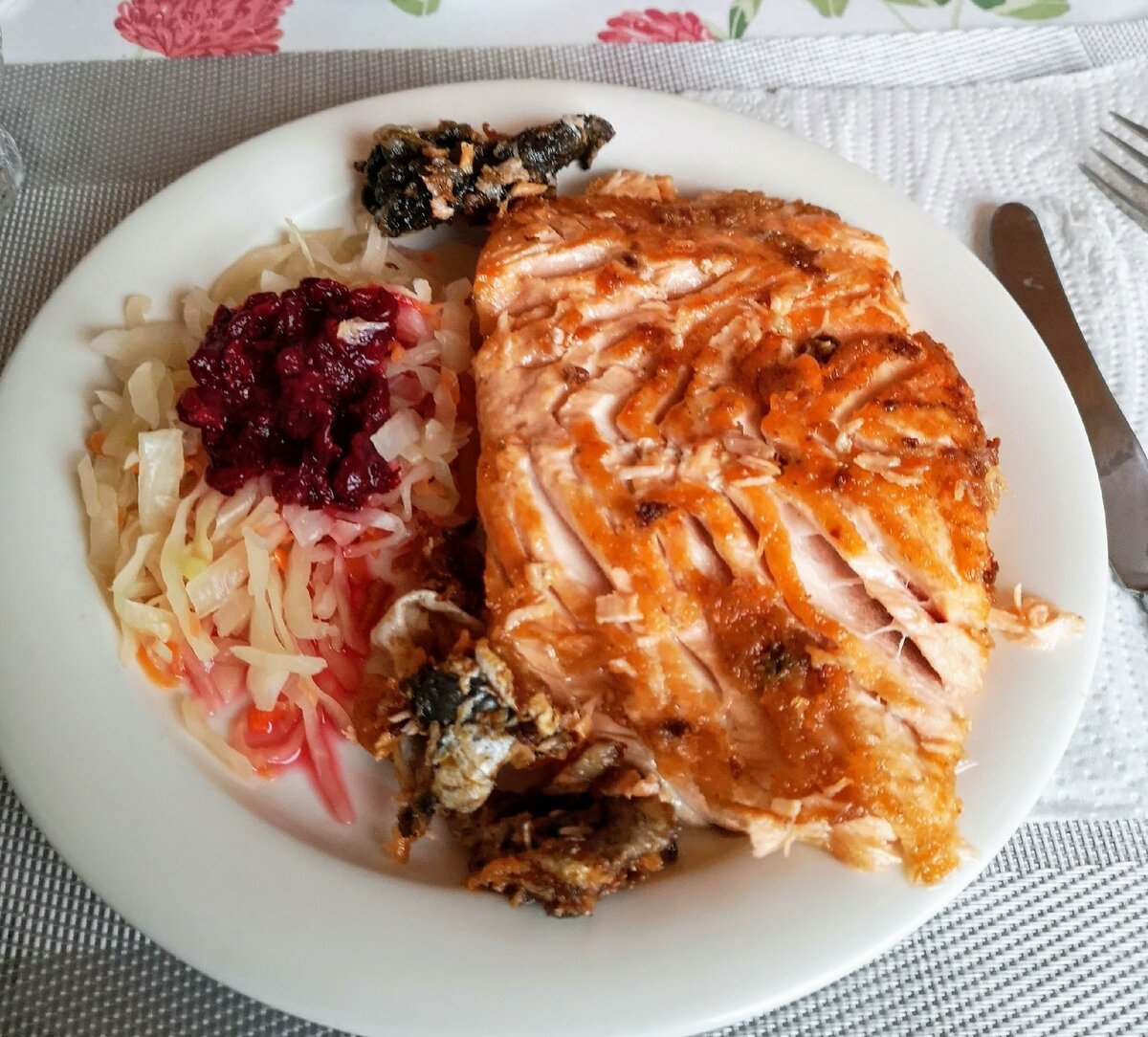 Копченый лосось и капуста с брусникой