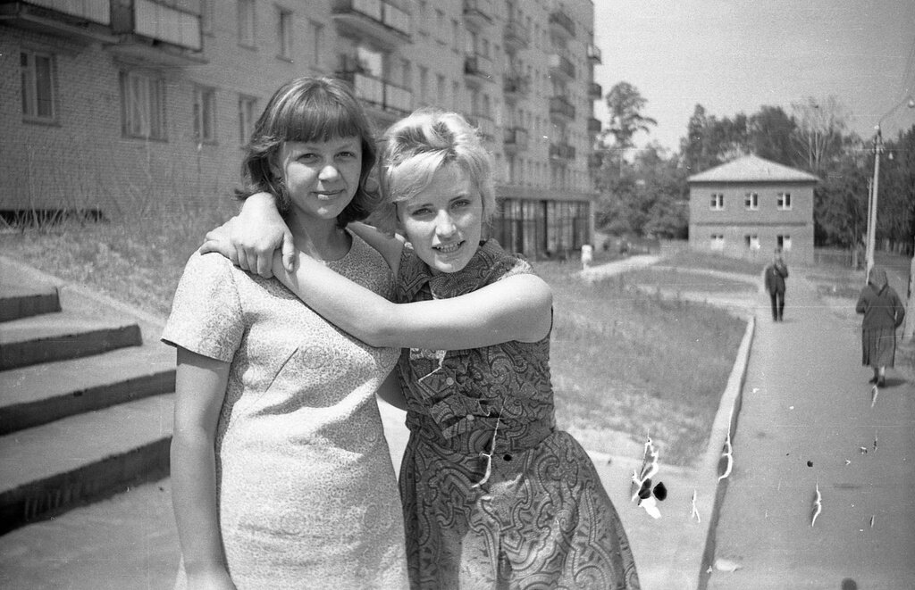 Девушки фотографируются на память во дворе дома
Сергей Кочеров, 1972 - 1975 год, г. Красногорск, из архива Андрея Яночкина.