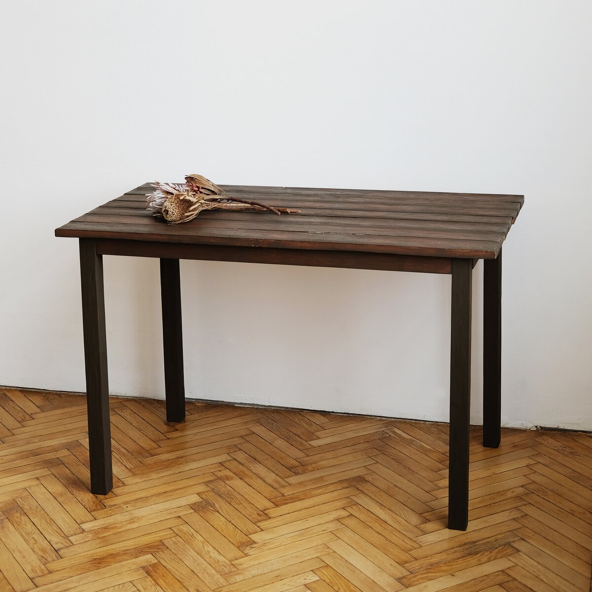 Состаренный стол. Размеры — 120 х 70 х 75 см. Материал — лиственница и сосна