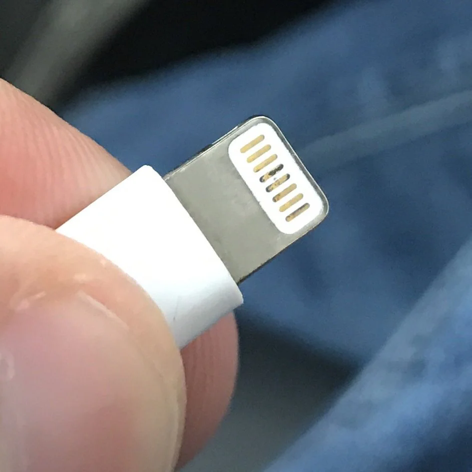 Разъем lightning. Lightning против Type-c. Лайтинг против тайпси. USB Lightning kakoy Kontakt Kontakt pitaniya. Какие контакты отвечают за зарядку Lightning