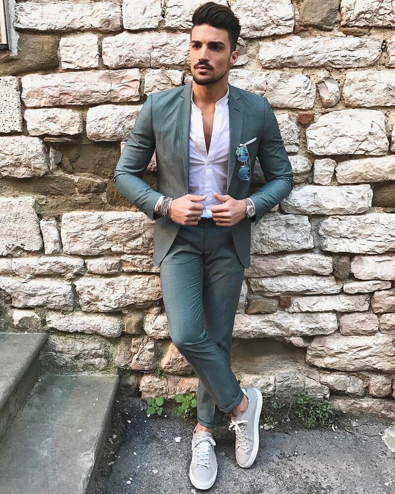 Mariano di VAIO В костюме