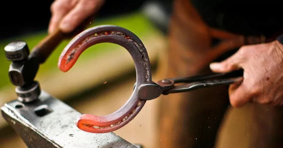 Руки кузнеца. Подкова с лошадью. Лошади подкованы кузнецом. Кузнец подковывает лошадь. Лошади подкованы кузнецом.