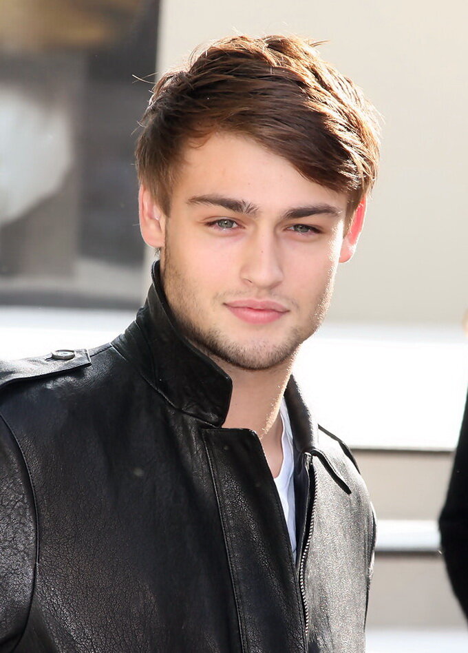 Дуглас грешам. Дуглас бут. Дуглас бут 2021. Дуглас бут Douglas Booth стрижка. Дуглас бут 2020.