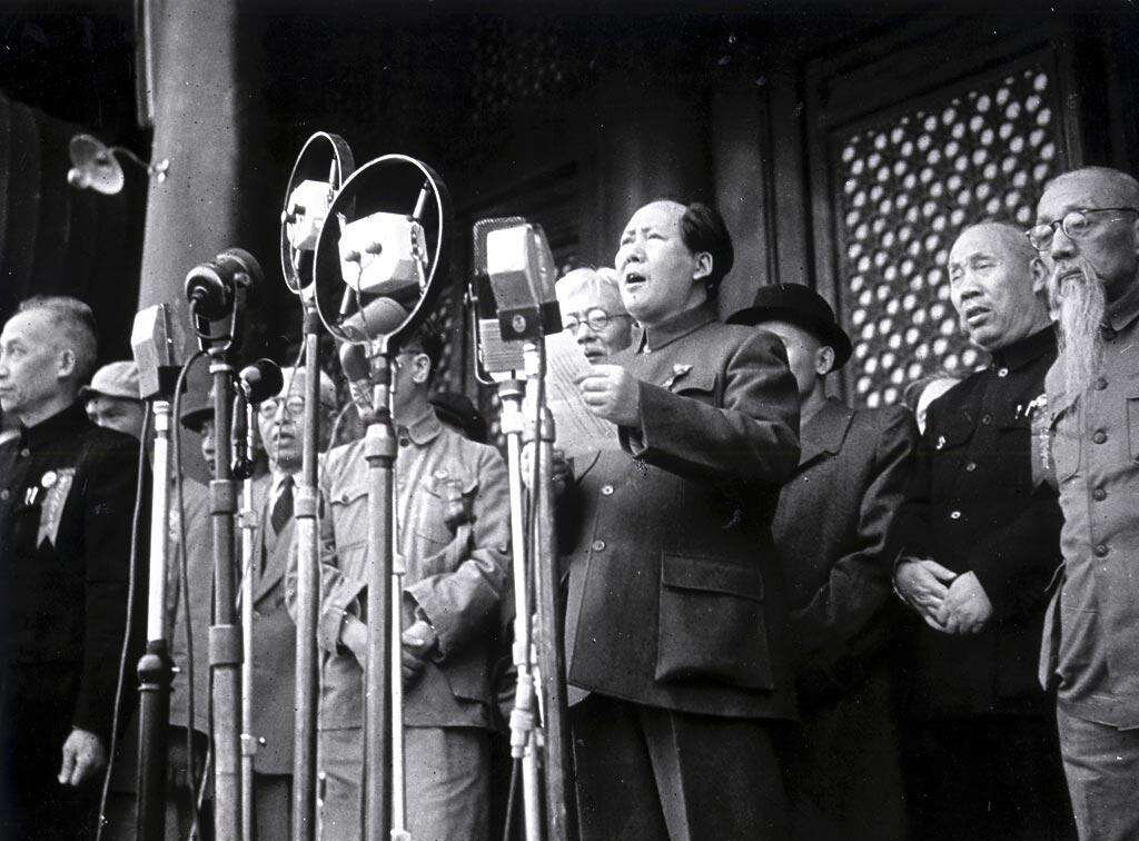 Лидеры победившей Компартии. Справа - типичные китайские Шаолиньские мудрецы.