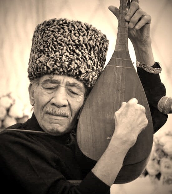 Азербайджанский ашуг Адалет был очень популярен по всему Кавказу, в т.ч. и в Армении