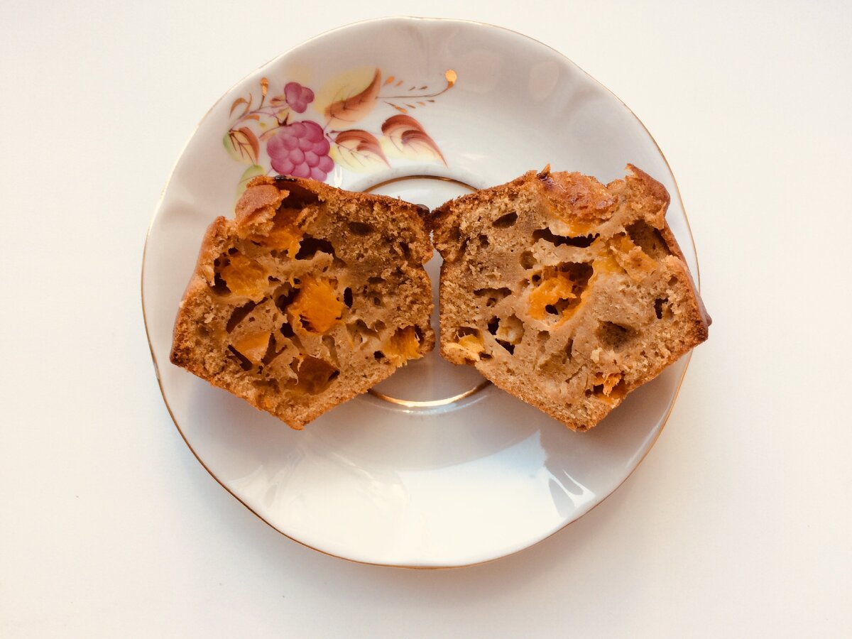 Вот такой получается внутри абрикосовый маффин, если его приготовить по рецепту ниже