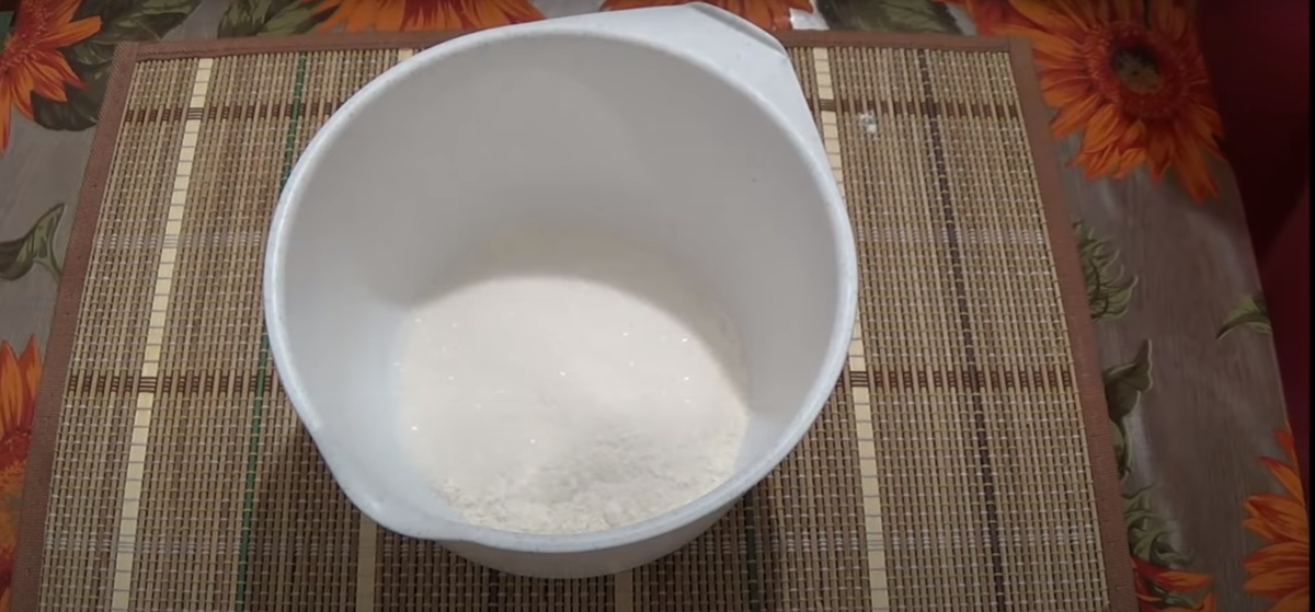 Ёмкость с 4 ст.л сахара и мукой