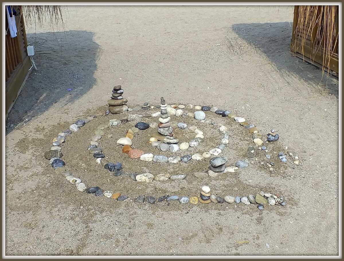 На самом подходе к "Дикому" пляжу наличие высокоразвитой цивилизации насторожило...