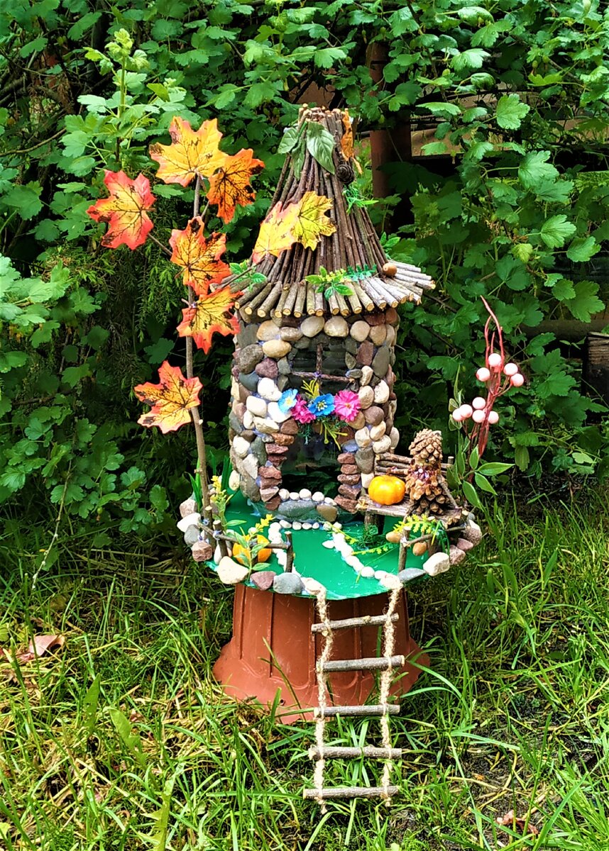 Садовый домик гнома, поделка для сада.