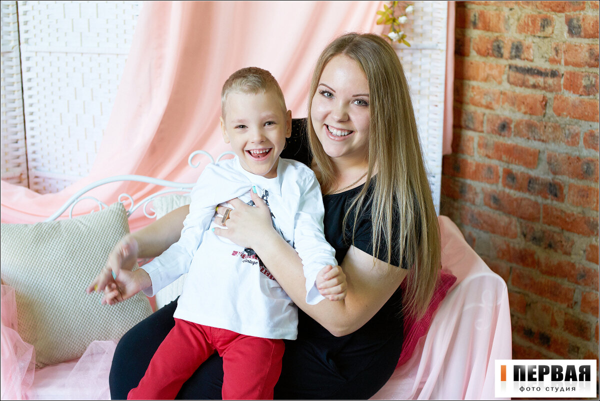 Богдан с мамой (фото: личный архив)