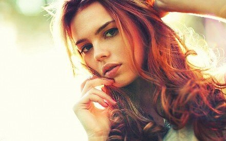 В далекой стране, которую не найдешь на карте, жила была девушка. Она жила в маленькой избушке на берегу синего моря. Любила гулять по берегу, собирать ракушки, и разговаривать с ветром и волнами. Особенно она любила место у старого маяка, который освещал путь кораблям. 
Жители деревни считали ее дикой и непонятной: странная девушка. Другие девушки ходят степенно, женихов выбирают, прически накручивают, а это ходит по берегу моря растрепанная и радуется всяким глупостям. А из друзей у нее только кот, которому она ловит кильку.

Однажды к ней подскочил главный деревенский хулиган, рыжий Мартин, и заорал:
- Слушай, ты, странная девчонка! Что ты ни на одного парня внимания не обращаешь, только улыбаешься, как будто насмехаешься над нами. Вот я из тебя отбивную сделаю.
И замахал в воздухе кулаками.

Девушка улыбнулась ему и сказала:
- Не надо делать из меня отбивную. Тебе же этого не хочется, но ты не показываешь, потому что тебе страшно от того, что люди подумают, что ты слабак.
- А чего мне хочется? – удивился он.
- Тебе хочется печь булки. Ты обожаешь месить тесто, и каждый день останавливаешься около булочной, чтобы понюхать запах свежих булок. Пойди и попросись в ученики, тебе будут рады. В этом твой смысл жизни.

Мартин очень удивился, почесал в затылке, а следующим утром он, как обычно, остановился около булочной, но не пошел дальше, а решительно открыл дверь и вошел внутрь. С тех пор Мартин стал учеником булочника, а булки, которые он выпекал, были самыми вкусными и мягкими.

Узнали об этом деревенские люди и стали приходить к девушке, спрашивать ее, в чем их смысл жизни. Не каждого она радовала. Одной замужней женщине, которая пришла жаловаться на мужнины пьянки-гулянки, она так сказала:
- Тебе нравится жаловаться на беспутного мужа. Если он завтра станет добрым и трезвым, тебе же незачем будет жить. Ты вся в нем. В этом твой смысл жизни.

Одному бедному бродяге, который вдруг решил уехать далеко искать золото, чтобы разбогатеть, она предложила:
- Ты собирался взять в долг денег, чтобы купить палатку, кирку и примус? Возьми вдвое и купи две палатки, две кирки и два примуса. Приедешь на прииск – не иди копать золото, а продай все, что купил. Твой смысл жизни не в том, чтобы бродить по миру в поисках богатства, а чтобы люди сами несли тебе золото.

Бродяга не поверил, но все же сделал так, как посоветовала девушка. Занял денег побольше и накупил разных полезностей для золотоискателей. Поехал на прииски, продал вещи с большой прибылью, купил еще, потом еще, и стал богачом, не копая золото, согнувшись в три погибели.

Вернулся уже не бродяга, а купец, в деревню, и сказал девушке:
- Глупая ты девушка. Другим рассказываешь в чем их смысл жизни, денег не берешь, бродишь по морю с утра до вечера. Люди вокруг тебя от этого тайного знания богатеют, а ты даже не просишь заплатить тебе. Да я бы на твоем месте такие деньжищи загребал! Но для этого же работать надо! Крутиться!

Ничего не ответила девушка, только улыбнулась и ушла к маяку. Она даже не думала, что ее смысл жизни заключается в том, чтобы открывать людям в чем их смысл жизни. Но мало кому это нужно