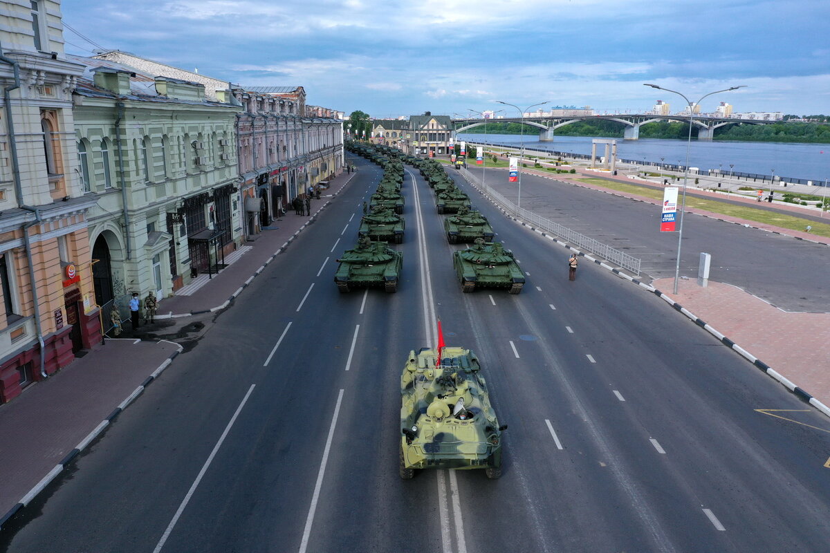 Рано утром на набережную выгнали танки