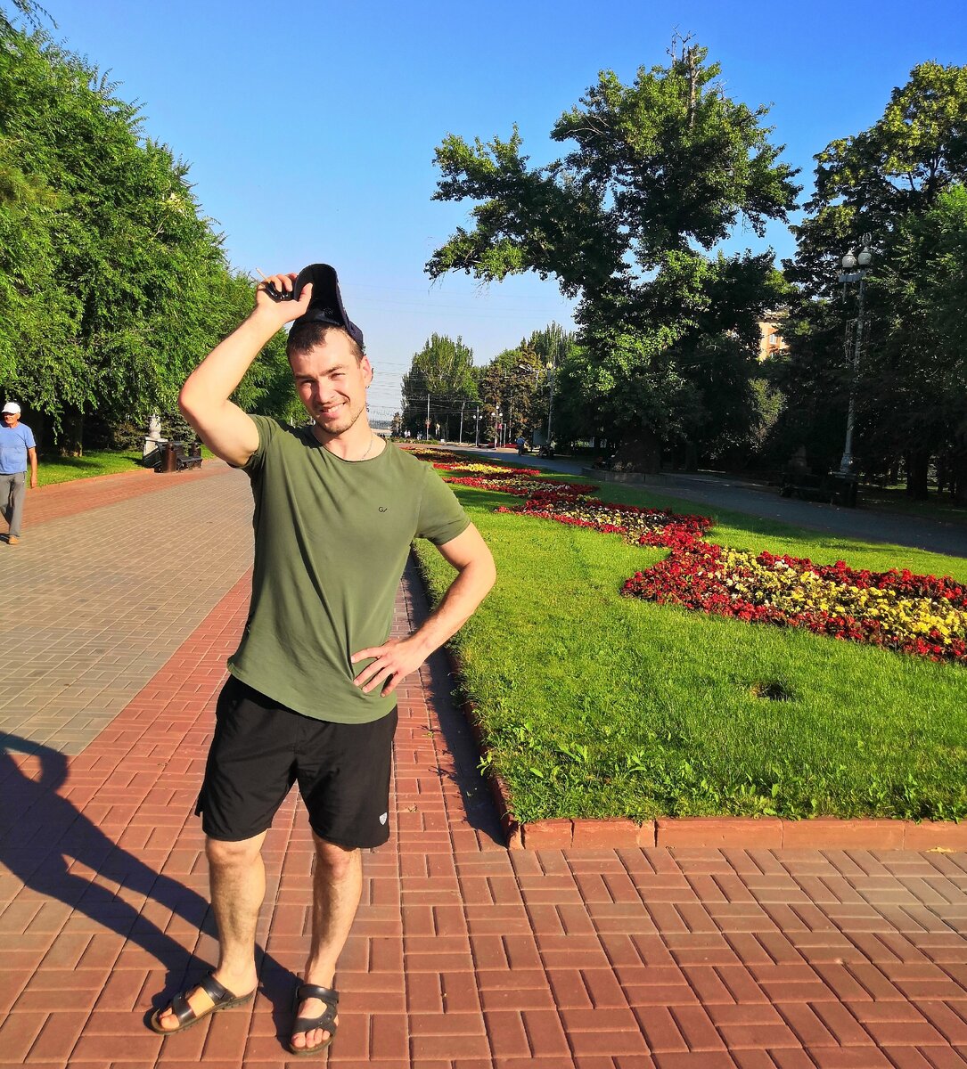 Клумбы цветут, небо без единой тучки, воздух обжигает!