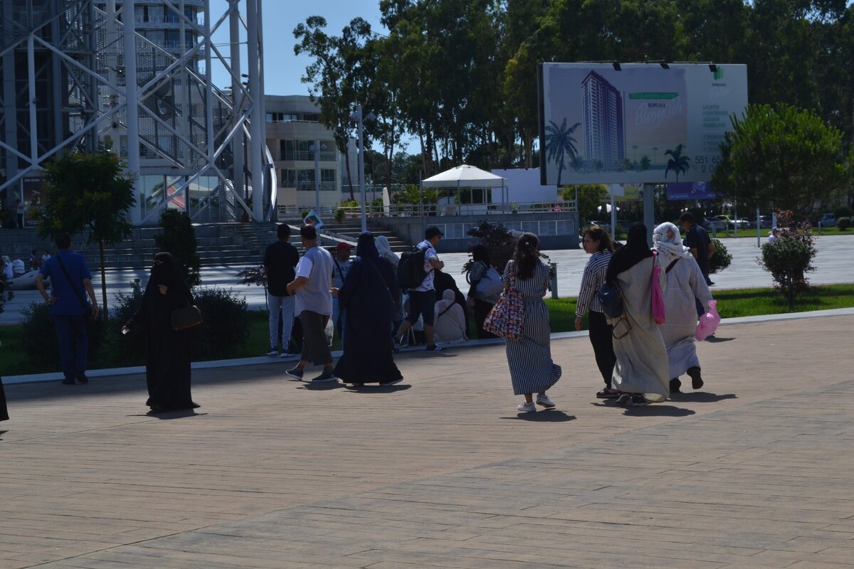 Группа в "полосатых купальниках"