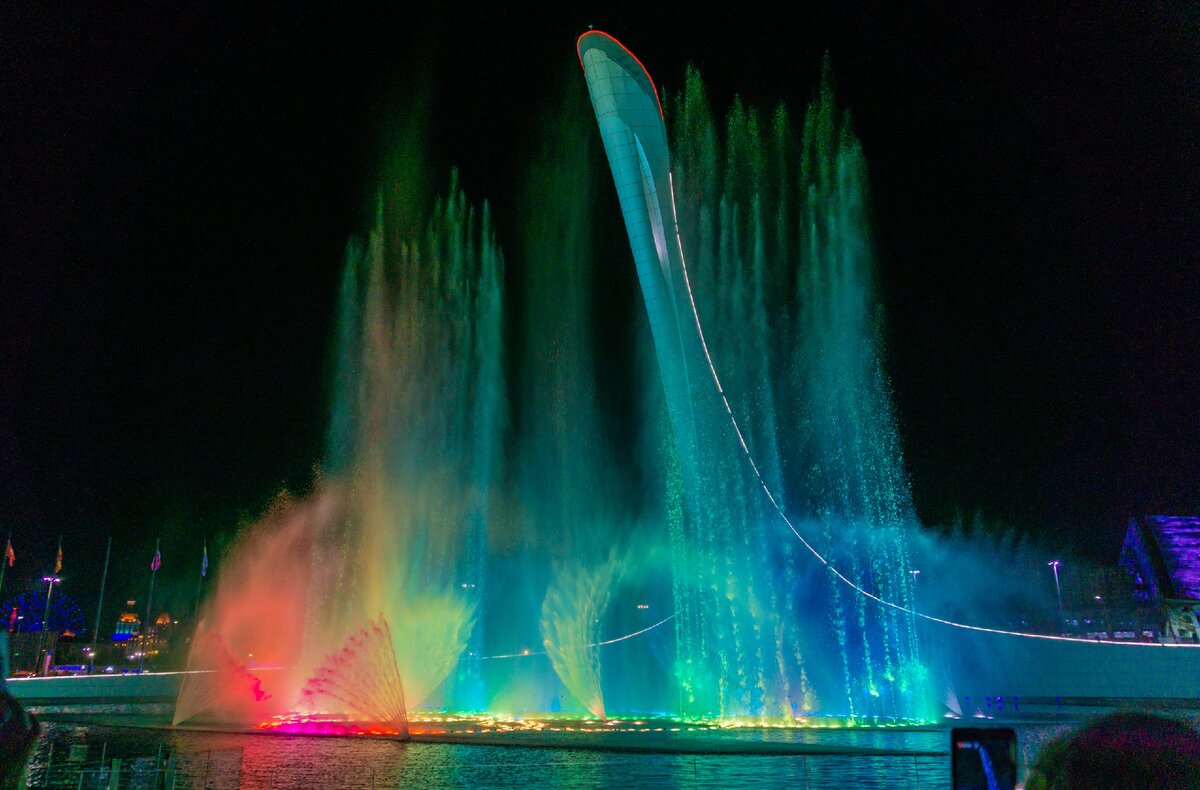 Время поющих фонтанов. Сочи парк Поющие фонтаны. Поющие фонтаны в Адлере Сочи парк. Олимпийский парк шоу фонтанов. Фонтан Сочи Олимпийский парк.