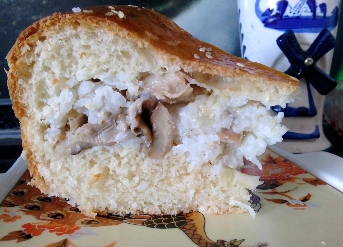 Пирог с вешенками и рисом.