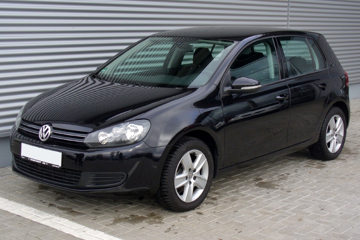 Фото из источника: https://commons.wikimedia.org/wiki/File:VW_Golf_VI_1.6_Comfortline_Deep_Black.JPG