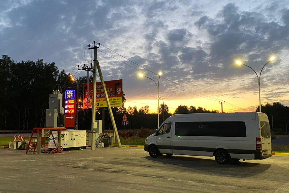 Белый «Мерседес Спринтер» с 16 согражданами из «союзного государства» стартует по маршруту Санкт-Петербург – Минск.
Фото: Михаил Косолапов/Octagon.Media