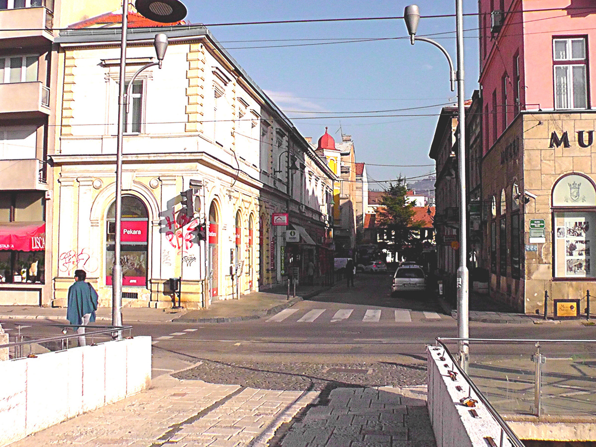 Сараево, Босния и Герцеговина. Место, где убили эрцгерцога Франца Фердинанда. Справа - музей. Фото автора.