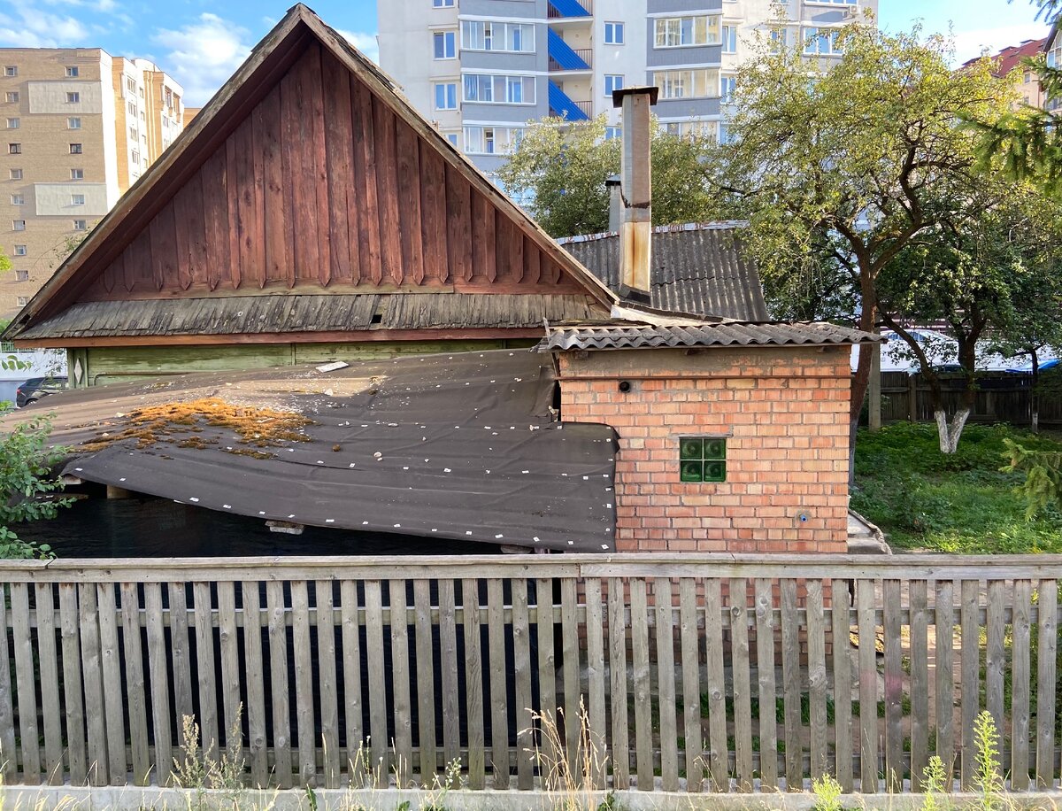 Нашёл в Беларуси дом, запертый в центре столицы между тремя высотками.  Показываю, как там живут люди | Евгений и Дарья Олейники | Дзен