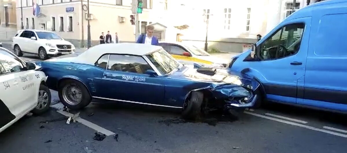 Тесла ска без напряга порвала мустанг