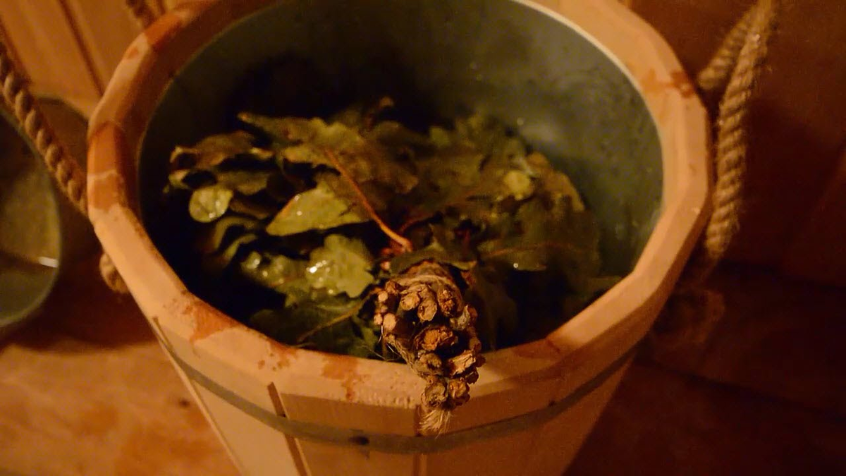 Дубовый веник запаренный. Веник дубовый в тазу. Запарка веника для бани. Веник для бани. Березовый и дубовый веник.