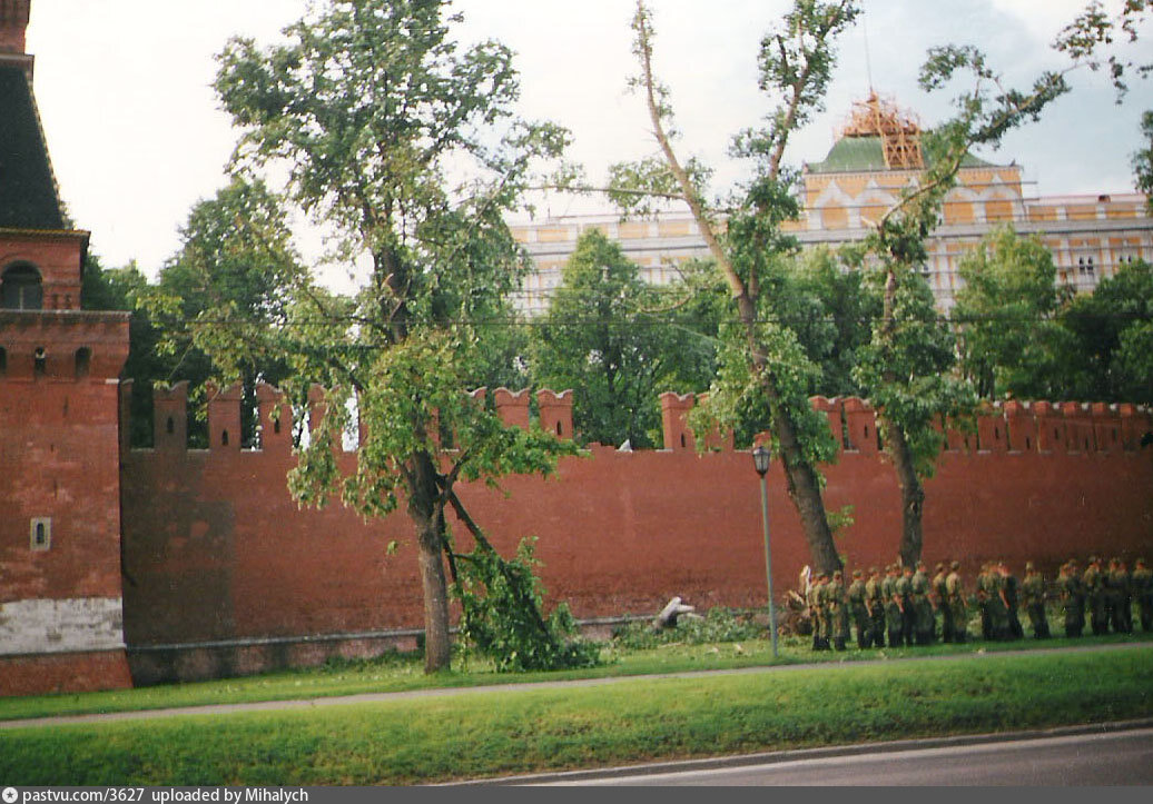 Вдоль кремлевской. Ураган в Москве 1998. Ураган в Москве 1998 Кремль. Ураган в Москве 1998 Кремлевская стена. Ураган в Москве 1998 Кремль деревья.