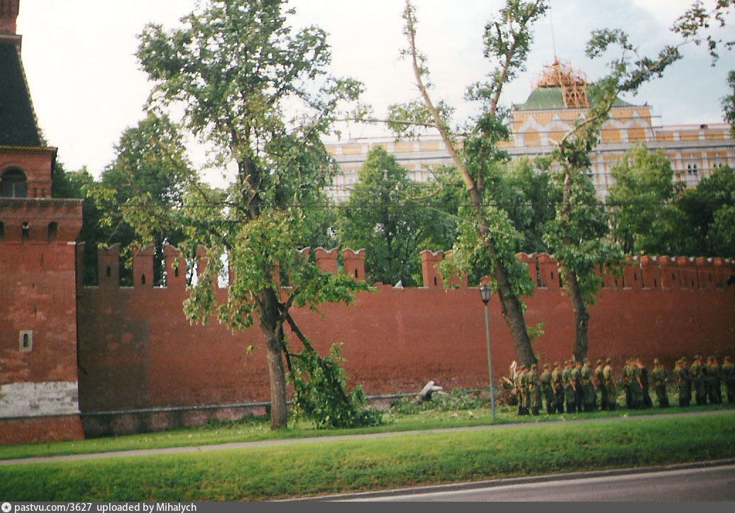 После кремля. Ураган в Москве 1998. Ураган в Москве 1998 Кремль. Ураган в Москве 1998 Кремлевская стена. Ураган в Москве 1998 Кремль деревья.