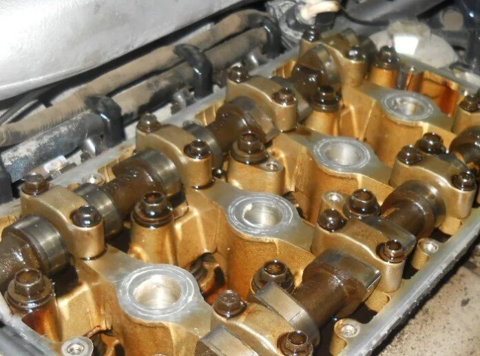 Наглядно видно как моторное масло обволакивет  детали и создает специальную пленку