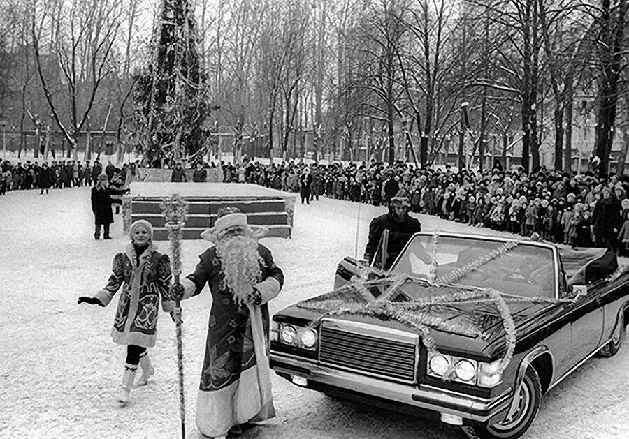 Советские нового. ЗИЛ 117 старинный. Новый год 1980. Новый год в СССР 1980. Новый год Москва СССР.