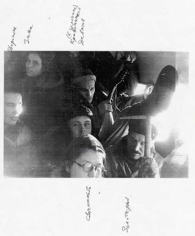 Редкий снимок туристов двух групп в поезде 23 января 1959 года. Дорошенко, Колмогорова, Кривонищенко, Золотарёв. Также участники группы Блинова: Свечникова и Девятов (с мандолиной).